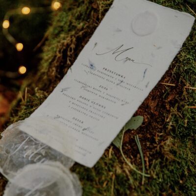 Menu wykonane na papierze czerpanym z pieczęcią lakową