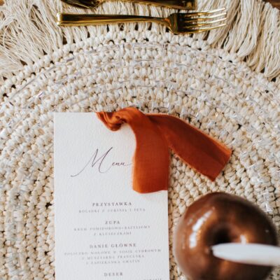 Złocone menu z ręcznie rwaną wstążką szyfonową