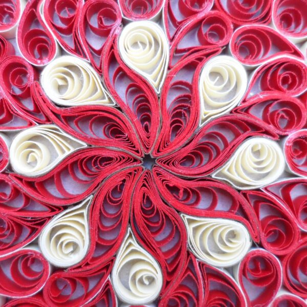 Co to jest quilling? Poznaj technikę papierowego filigranu