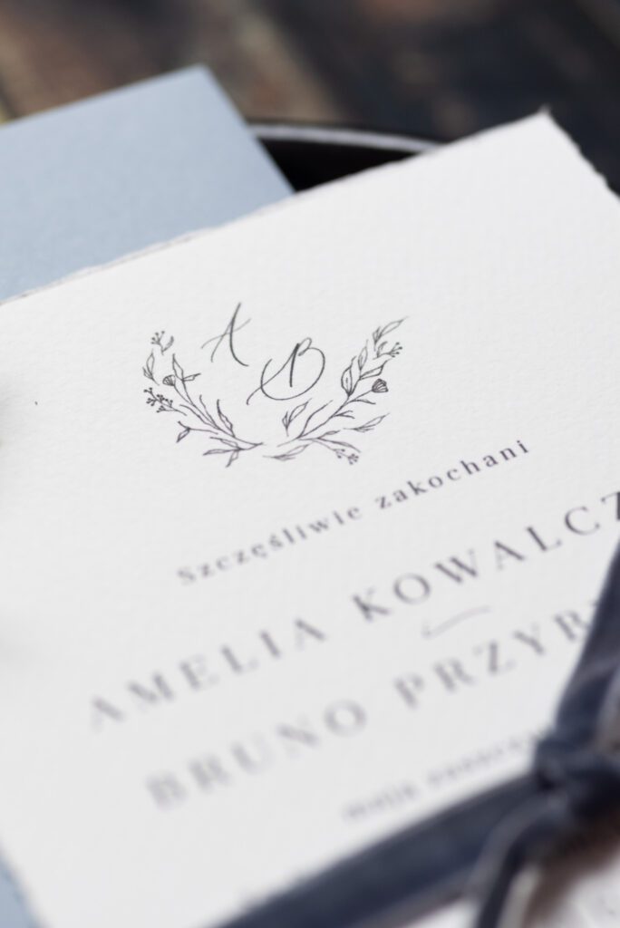 Kwiatowe zaproszenia ślubne – 8 pomysłów na niezapomniane zaproszenia ślubne z kwiatami Kwiatowe zaproszenia ślubne – 8 pomysłów na niezapomniane zaproszenia ślubne z kwiatami