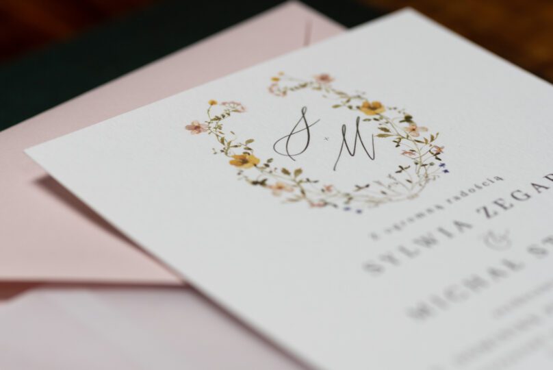 Kwiatowe zaproszenia ślubne – 8 pomysłów na niezapomniane zaproszenia ślubne z kwiatami