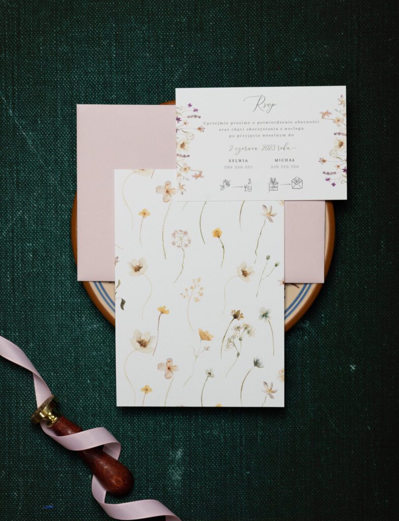 Kwiatowe zaproszenia ślubne – 8 pomysłów na niezapomniane zaproszenia ślubne z kwiatami